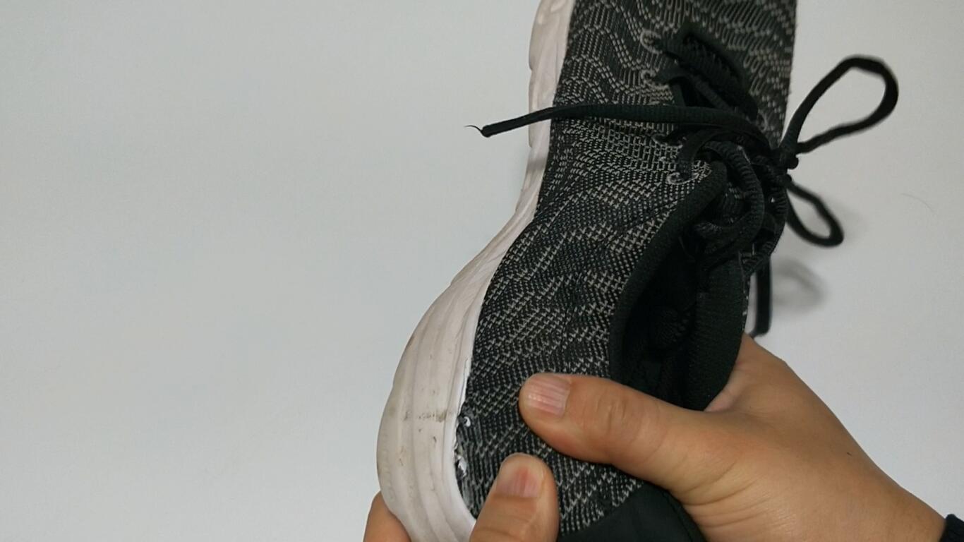 自贴墙纸和刷胶墙纸哪个容易贴 7fac-fysuuya7548438.jpg