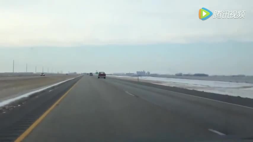 司机一直在评论前车，开始还觉得司机大惊小怪，最后却把我看傻