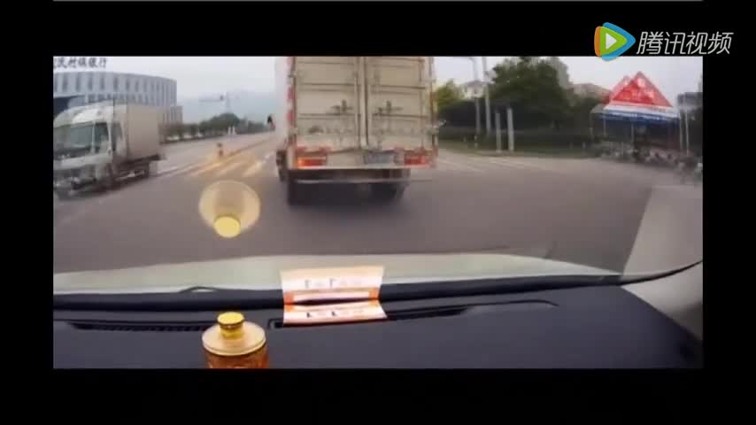 前面货车突然撞倒电动车，老司机避让躲过一劫