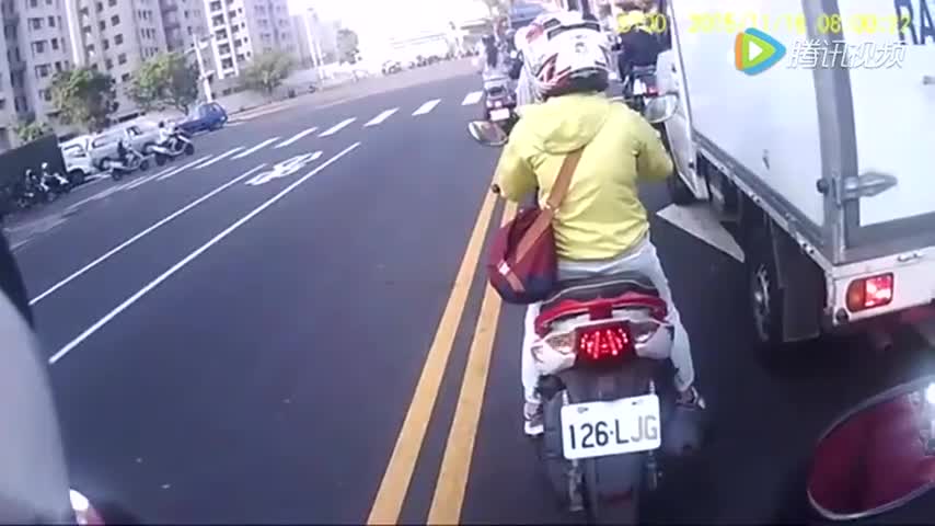 电动车红灯右转被撞飞，害人害己啊