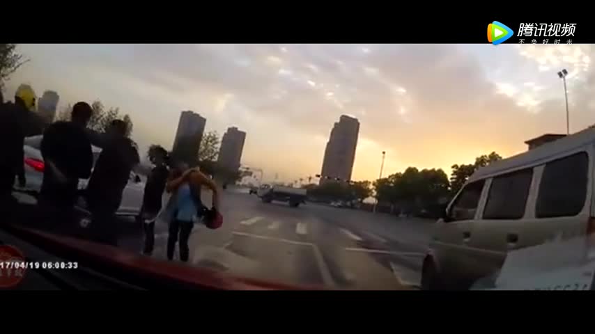 电动车自己摔倒，还连累无辜等信号的轿车，太冤枉了