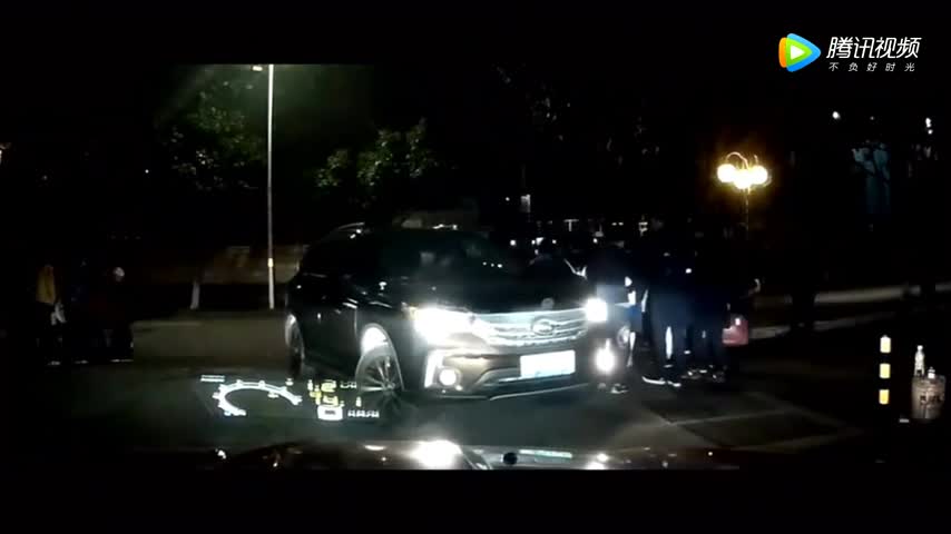 电动车闯红灯,本以为别克注定背黑锅,没想到他把锅甩给了奥迪