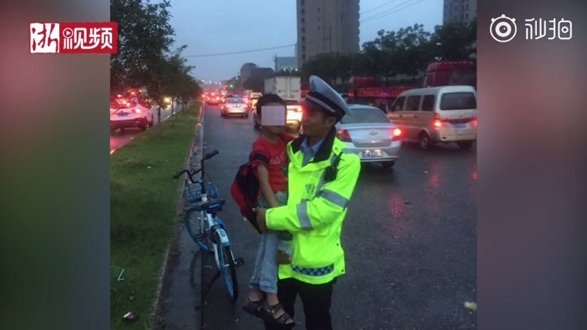 急救车开道视频 0cd1-hikxxna0507711.jpg