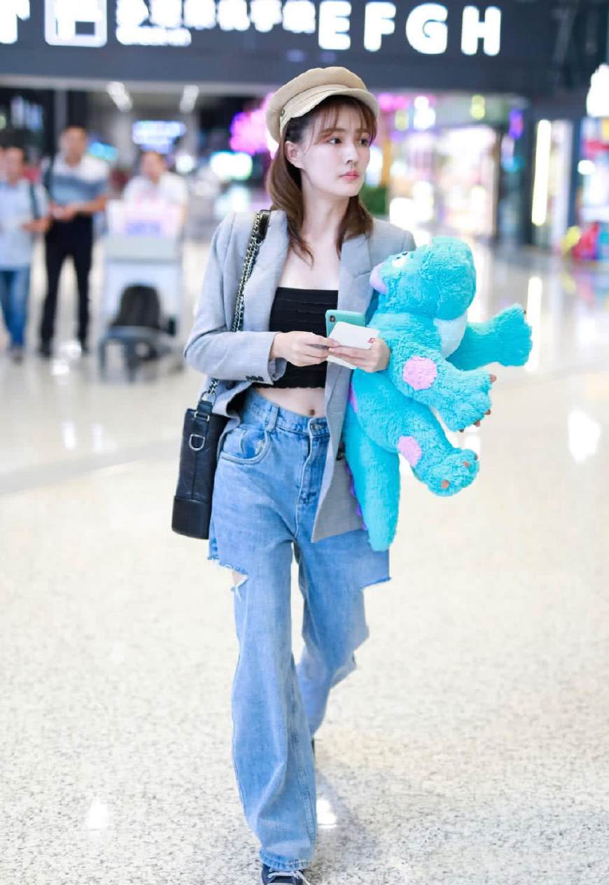 徐璐厉害了,乞丐裤竟然穿出了英伦范,这衣品秒