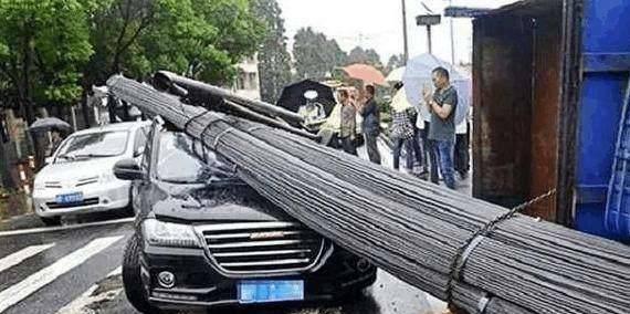 哈弗H6用车祸营销? 10吨钢筋没压塌的哈弗H6, 这次被撞弯