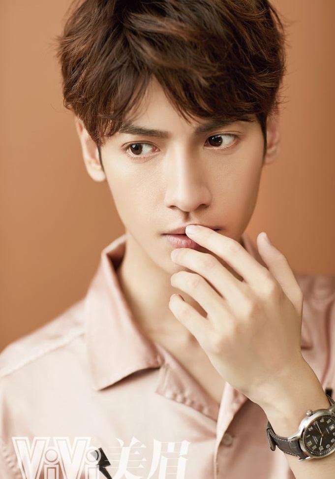 小鱼仙倌润玉已经出道八年了,来看看罗云熙这