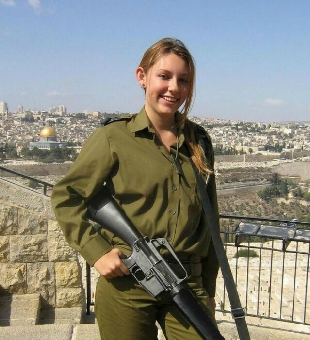 实拍以色列女兵的风采,个个有姿有色,最后那张,嘴刁香烟