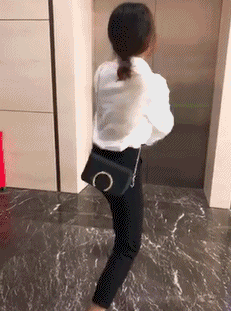 搞笑GIF:梯子不用时请横放