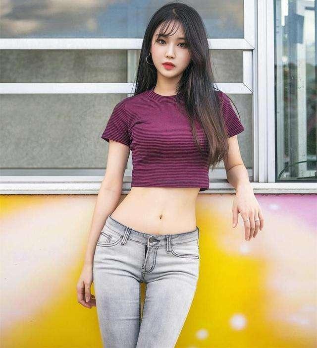美丽的小姐姐穿搭紧身裤才能展示自己的身材
