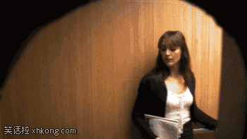 电梯地板下落时美女被吓到了