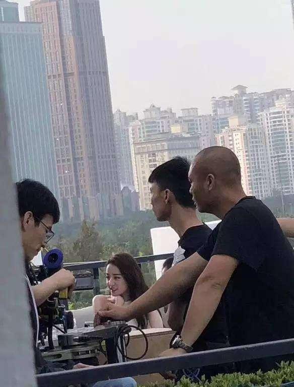 网友在自家阳台抓到拍戏的迪丽热巴 她害羞的