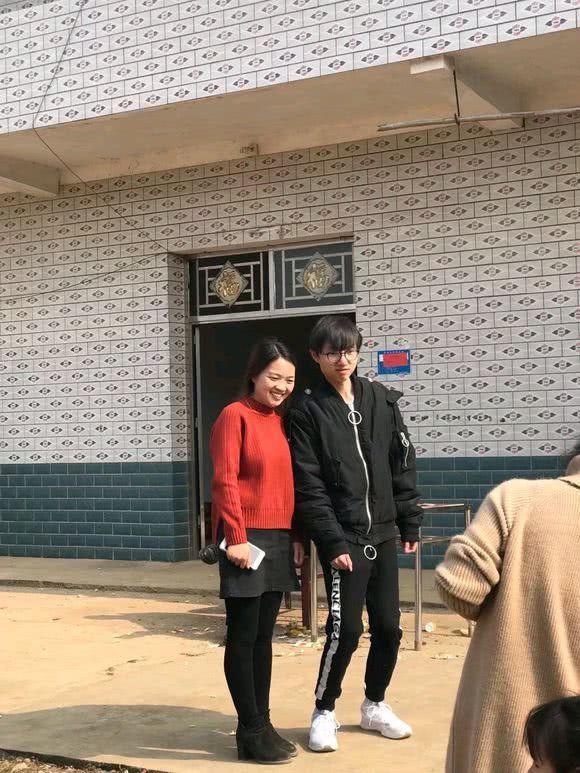 RNG麻辣香锅回乡照曝光, 网友: 游戏里是贵族, 现实中是农民!