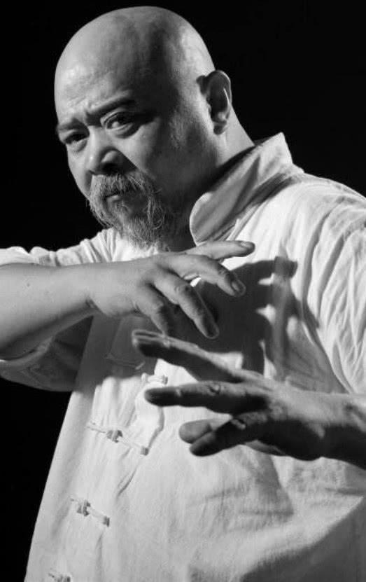 国家一级演员63岁李琦近照,光头白须精神抖擞