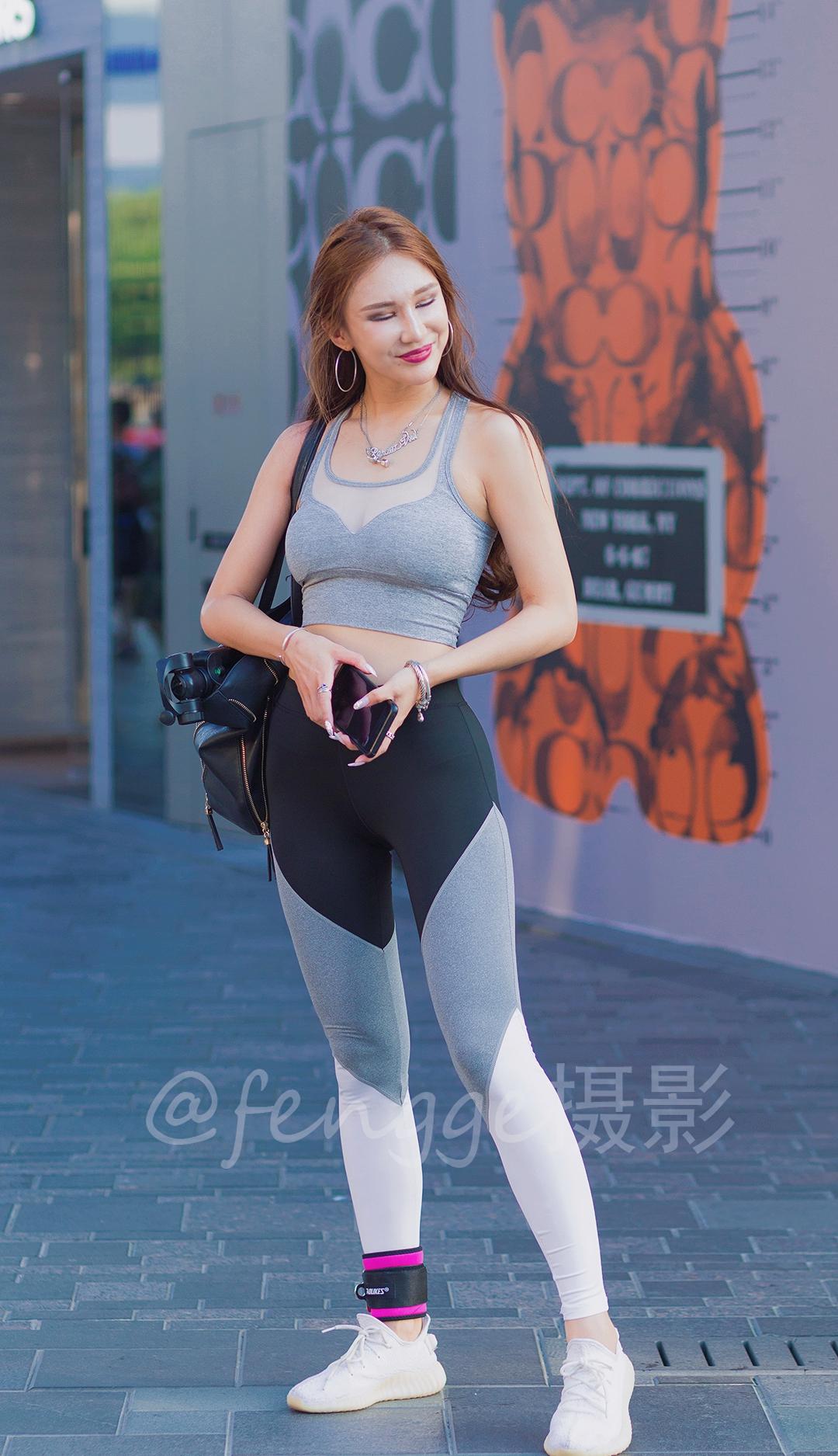 街拍: 穿紧身瑜伽裤的小美女, 身材真棒