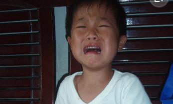 宝宝突然肚子疼被紧急送医,医生检查结果奶奶