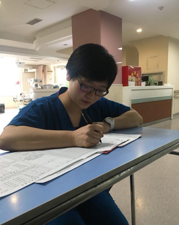 长春街头上演生死时速,美小护跪地徒手心肺