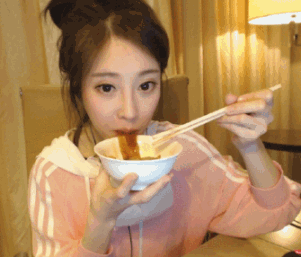 冯提莫为东南汽车代言,微博秀仙气美图却遭粉丝恶搞:引擎盖好长