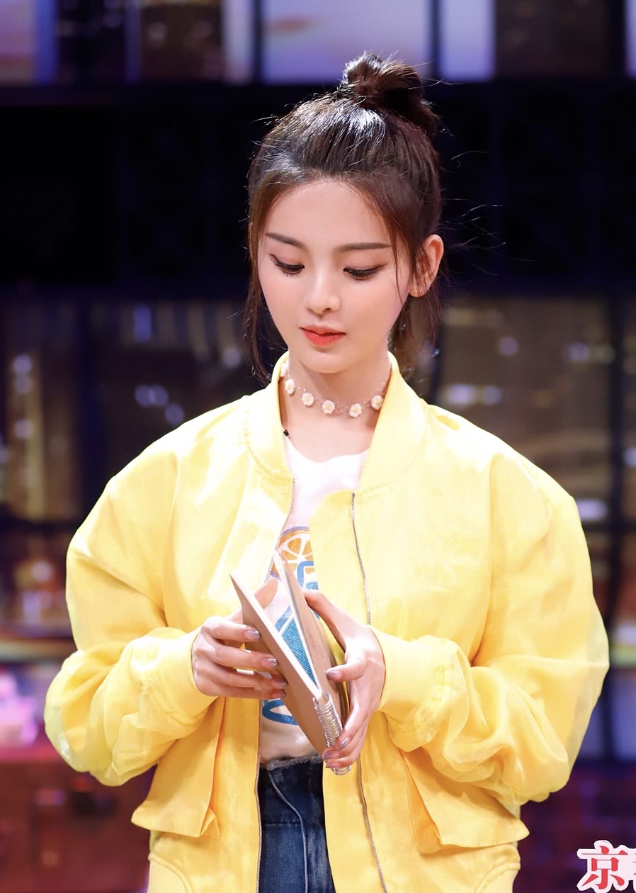 杨超越综艺感很强成为“接梗王”，看来她的老板确实有眼光