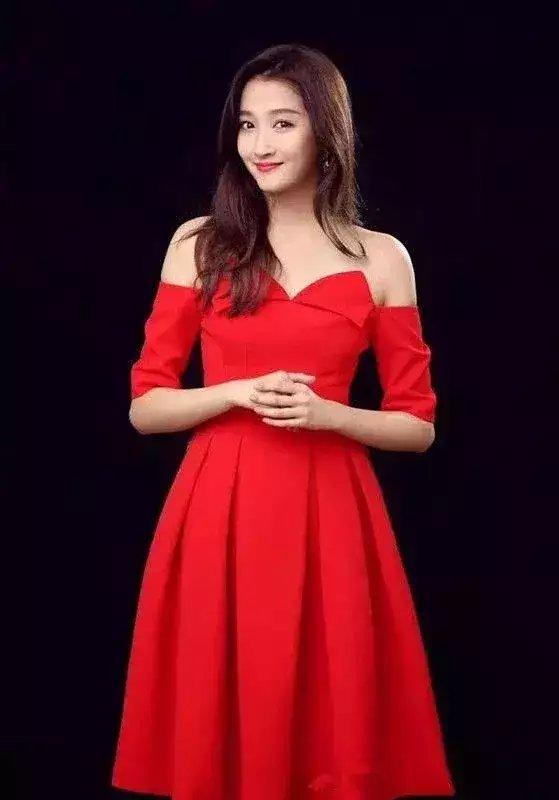 20岁的关晓彤长开了, 裸色真空礼服, 让人们大饱眼福!