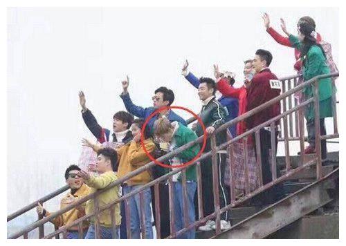 明星花式吃泡面,鹿晗站桥上吃,宋茜被绑着吃,但