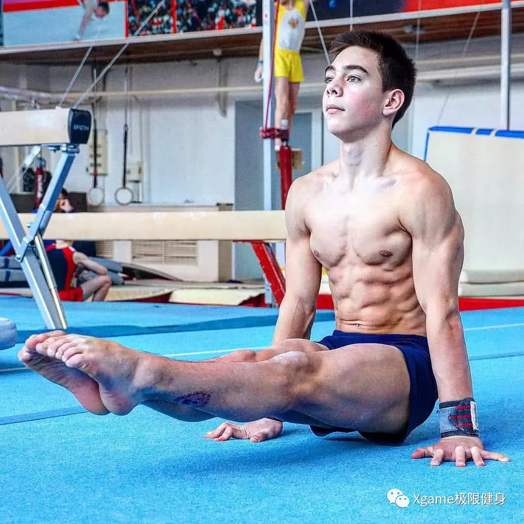 让这两位端着茶杯的少年告诉你: