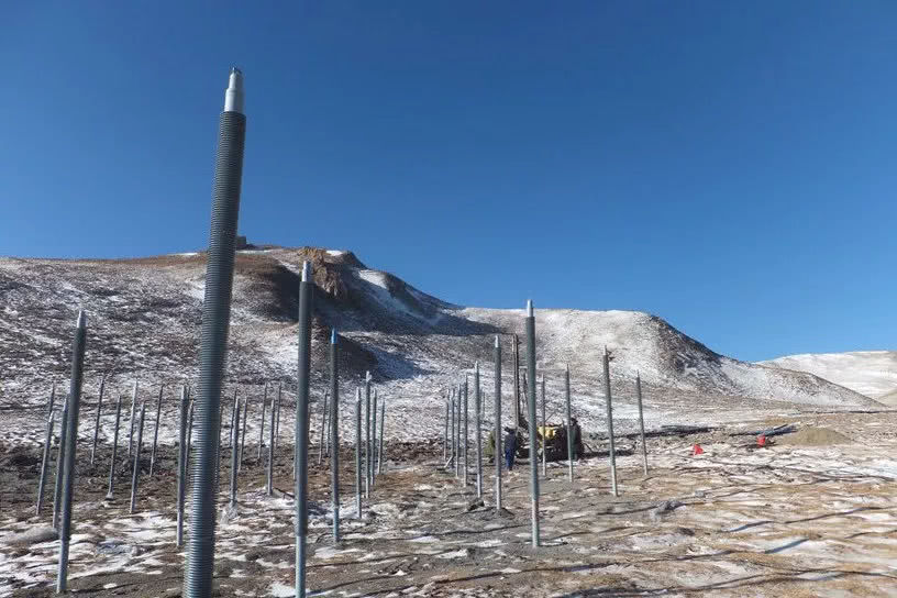 全国首条穿越青藏高原冻土区的高速公路,被称草原上长