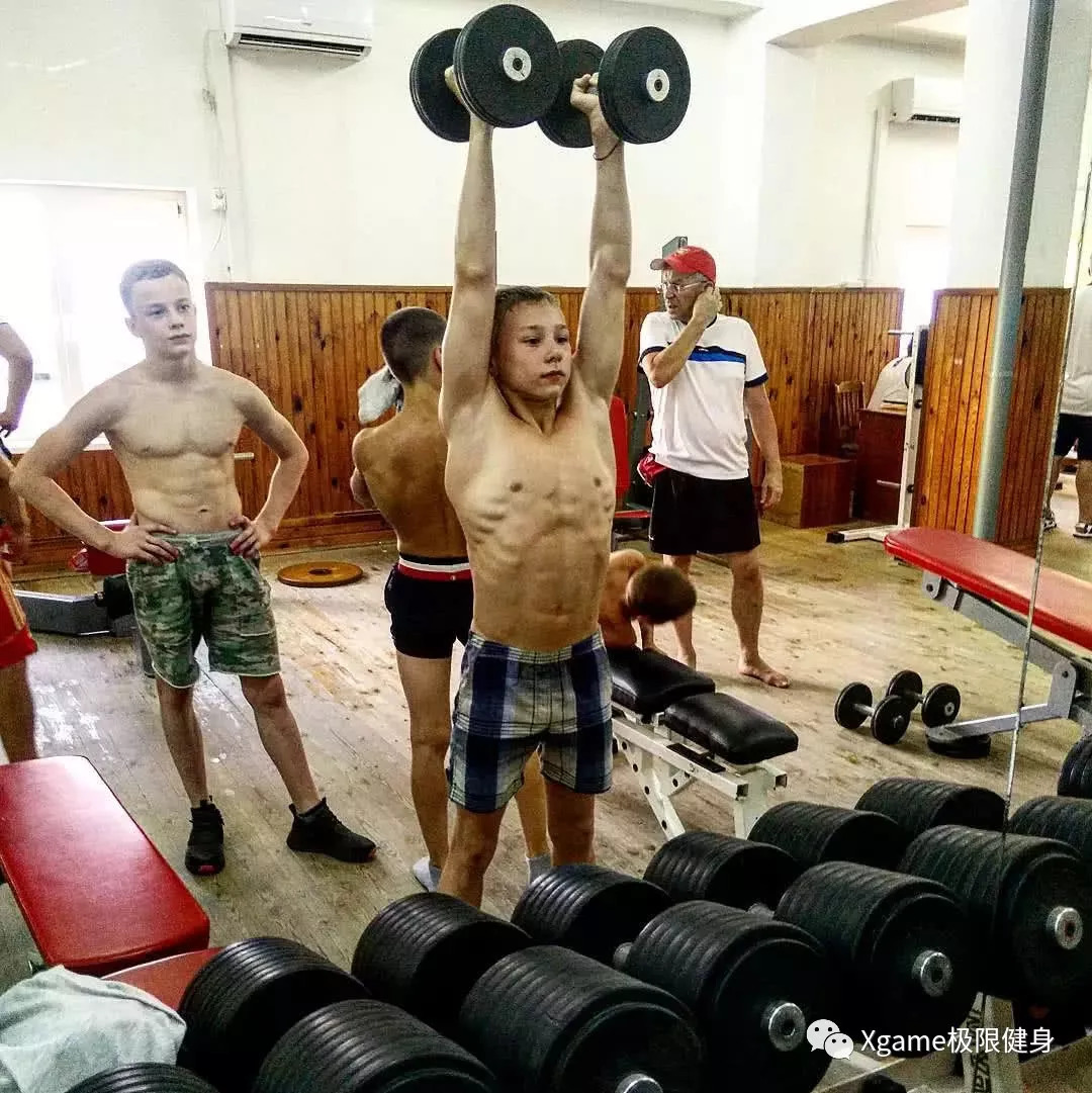 还有各种针对体操进行的专项训练,比如下面这个“千脚观音”