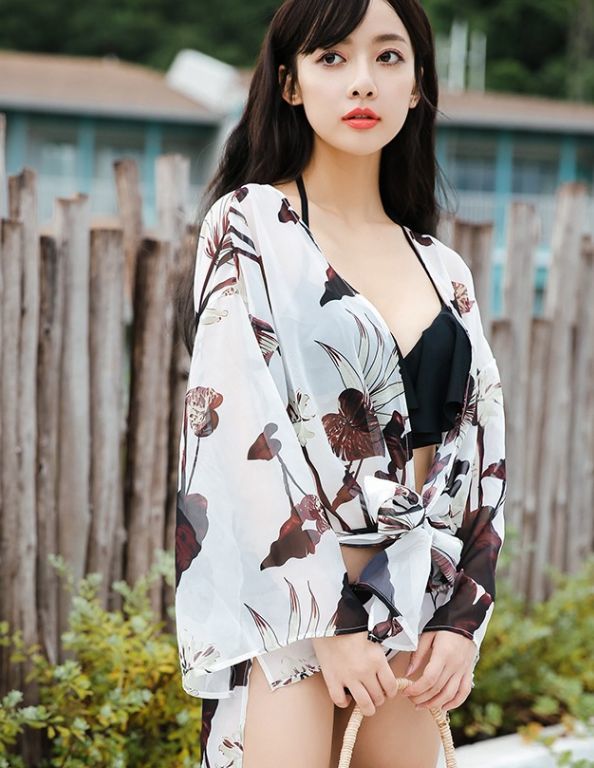 韵味十足的比基尼小姐姐,性感的身材,彰显出傲人的曲线!