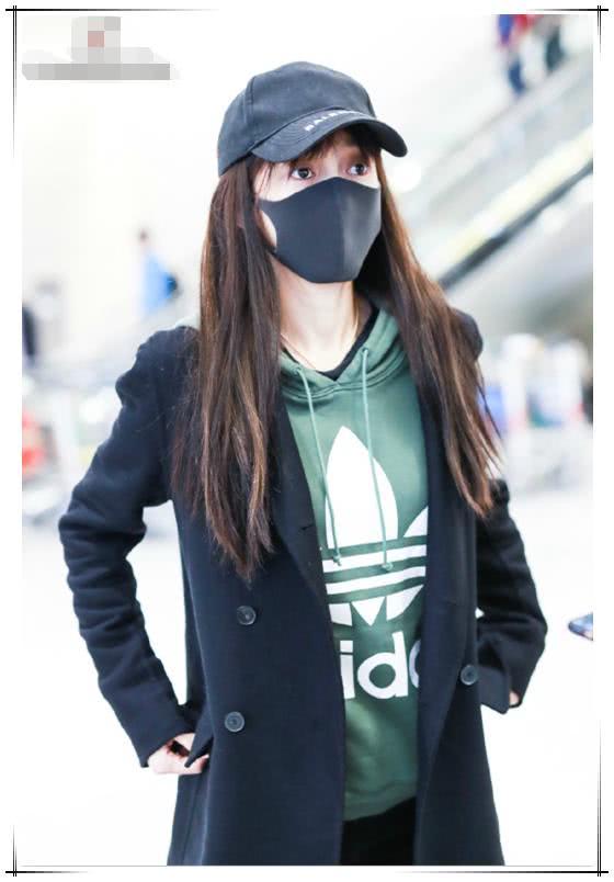 秦岚和杨颖同穿大衣+小黑裤现机场,网友:光看