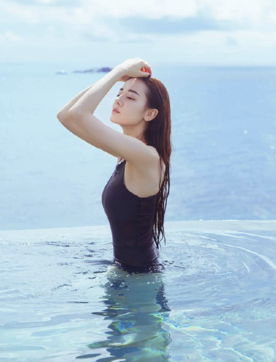 迪丽热巴泳装照曝光,慵懒撩发“回眸杀”,好身材赶超杨幂