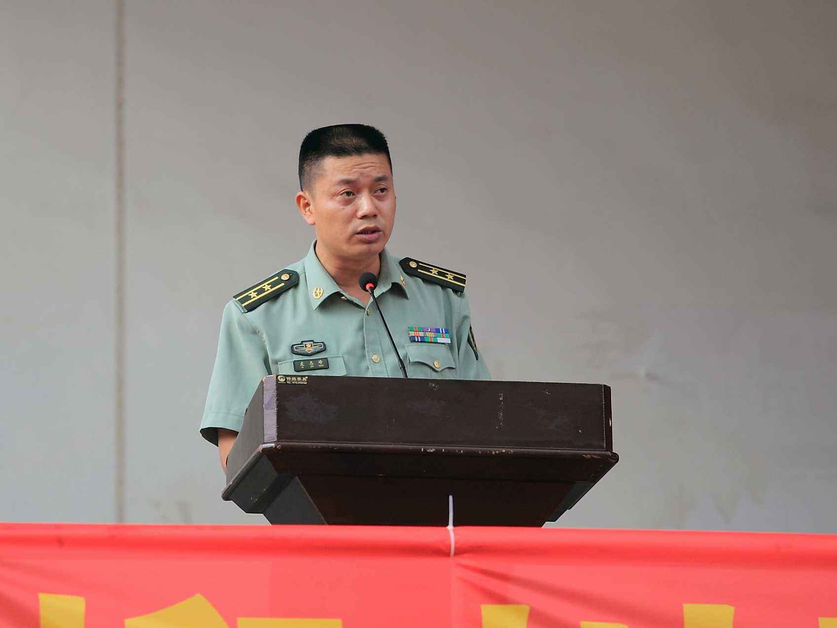 在军队里,什么级别的军官才能被叫做首长?这里