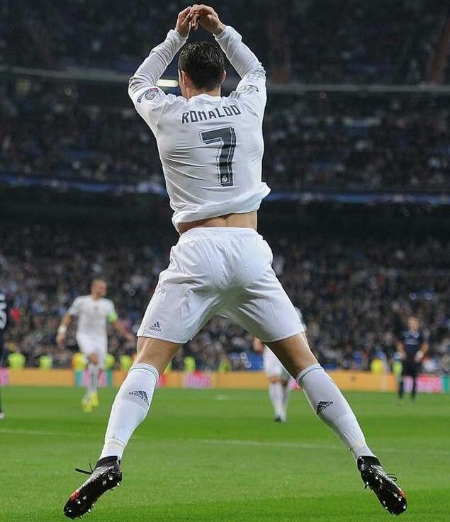 c罗进球后的庆祝动作图片