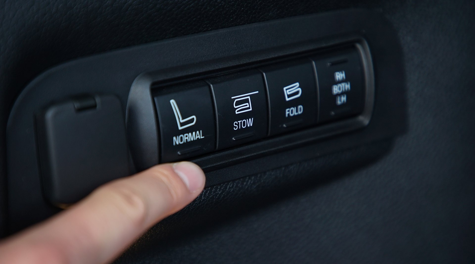 福特探险者在尾箱的一排按钮功能便捷实用，可以实现对第三排座椅的一键操作...