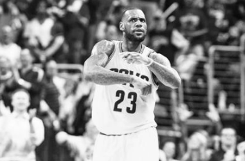 2018NBA总决赛第一场漏判,追梦对詹姆斯犯规