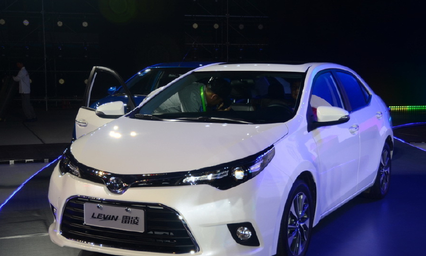 丰田185TCVT精英版雷凌与2017新款朗逸自动