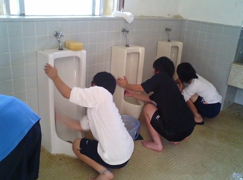 日本一学校男生女生都必须刷公共厕所_新浪看点
