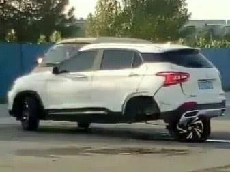 宝骏510马路行驶, 车轮塞进车底, 网友: 这真是第一次见