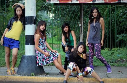 在缅甸旅游 实拍当地女孩很开放 让游客任意选