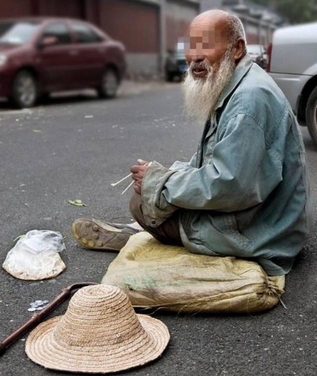 老乞丐捡到钱包因为太饿花掉50元买吃的,失主回来后却