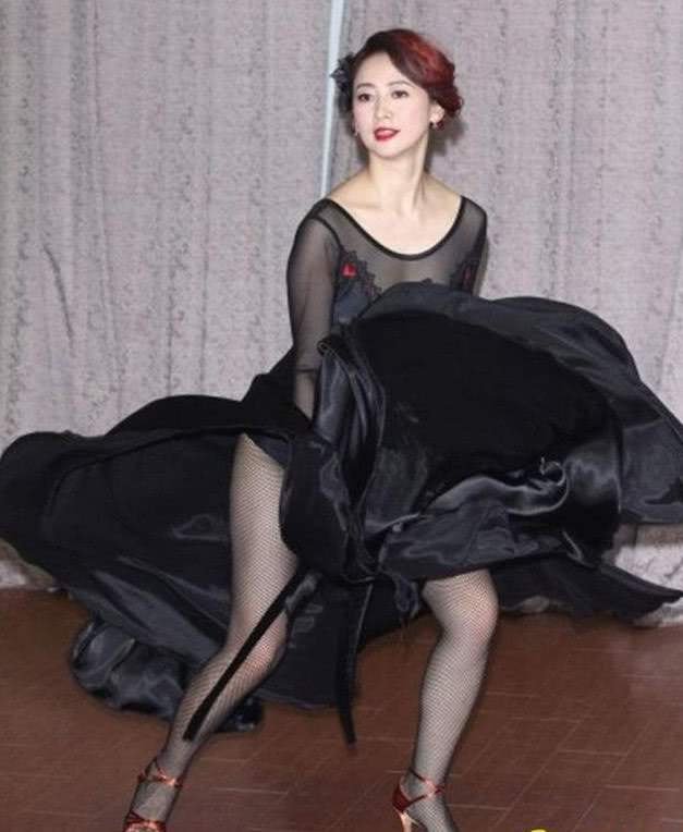 5月8号,翁虹现身上海某酒店,身穿银色连体裙凸显迷人身体曲线,从照片