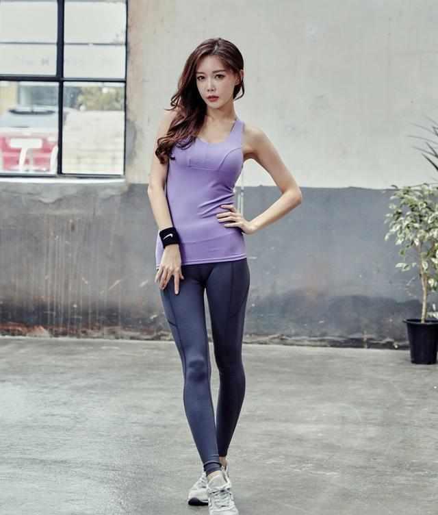 运动衣紧紧包裹美女完美身材, 玲珑曲线纤毫毕现