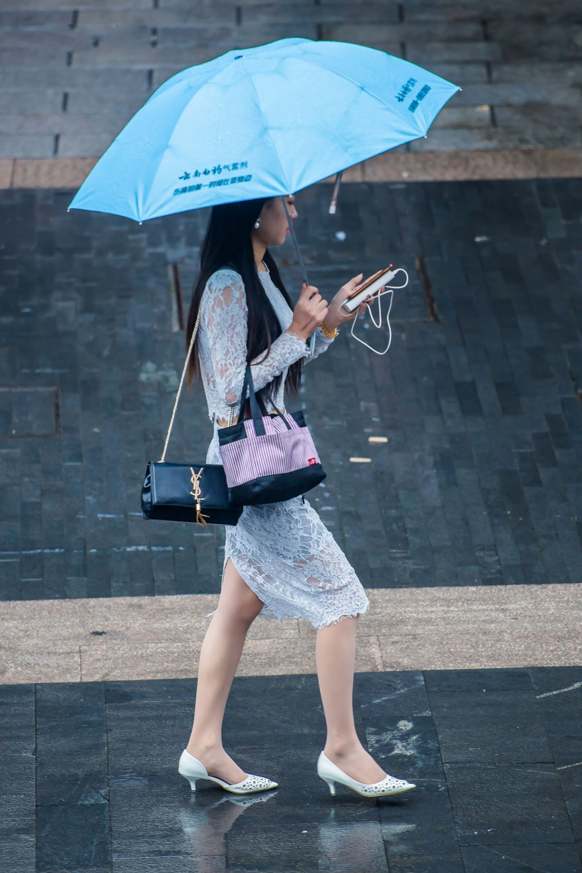 街拍:雨中撑伞的肉丝白高美女,蕾丝长裙尽显江南女子柔美