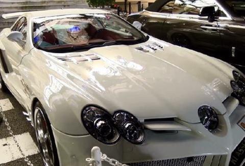 酒店楼下来了一台奔驰跑车 比旁边800多万的劳斯莱斯还贵