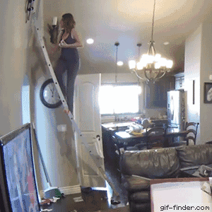 搞笑GIF:梯子不用时请横放