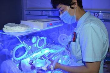 新生婴儿出生两个月诊断为脑瘫, 检查结果出来