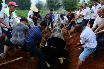 老婆死后下葬,老公就梦到老婆说臭,打开棺材