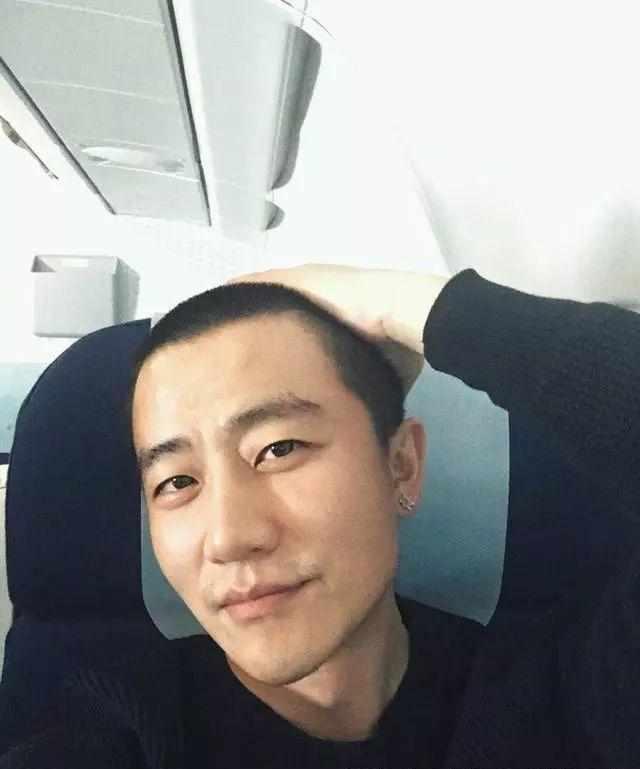 黄轩不止寸头还加了耳钉,痞帅痞帅的,真是个性