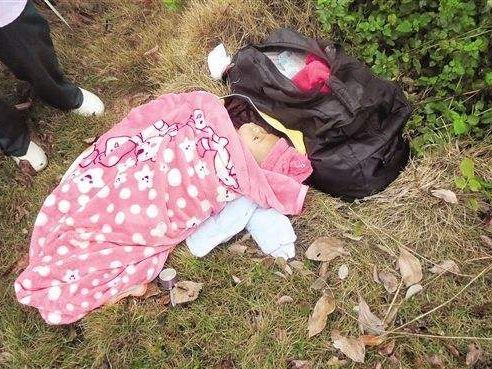女子路边捡到一名白发女婴,女子以为宝宝有病