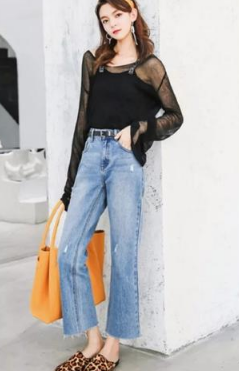 今秋流行穿牛仔蓝色阔腿裤,搭配对的鞋子,造