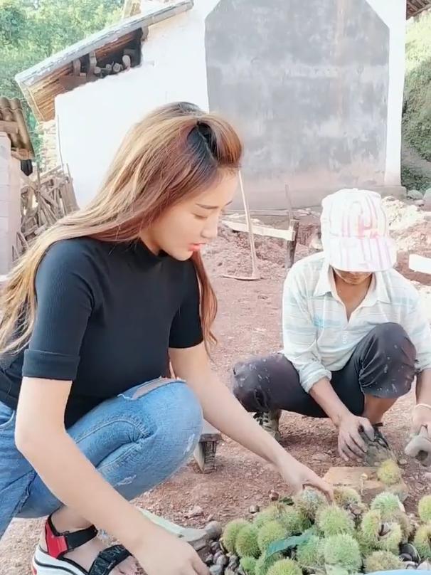 乡村美女网红,干活也要注意形象,素颜清秀迷人
